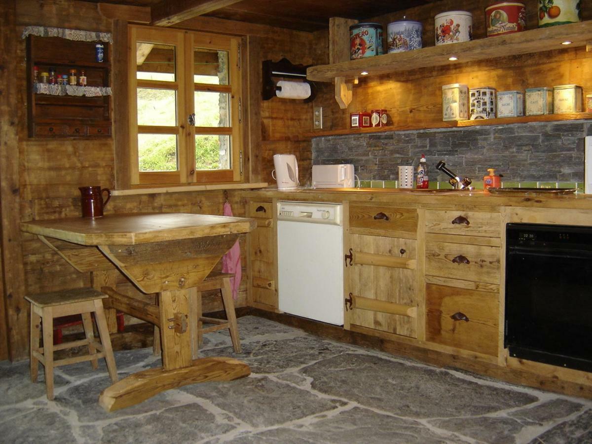 Reine des Aravis - chalet isolé Flumet Exterior foto